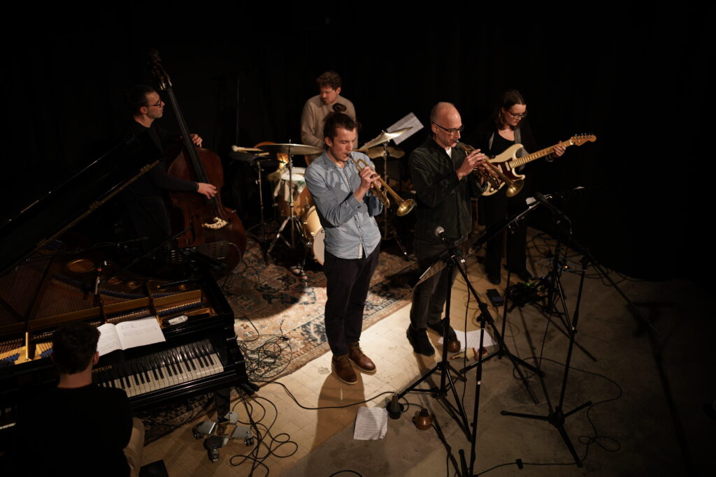 Media-Photo 14 Carlo Bechtel plays a concert with Ralph Alessi, Patrice Moret, Tim Heiniger, Anna Kalk and Damien Kuntz at the "Prozess-bar" in Bern.